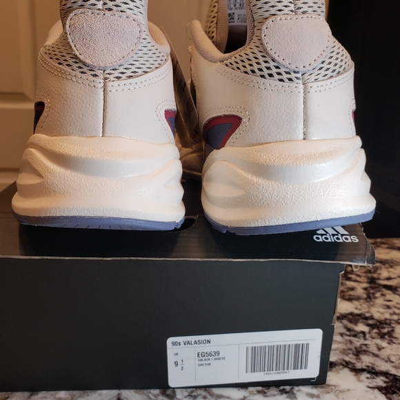 Wome's Adidas 90s  Valasion Size US  9 - Picture 8 of 12